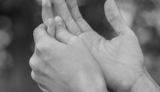 Relación entre tics y el síndrome de Tourette.